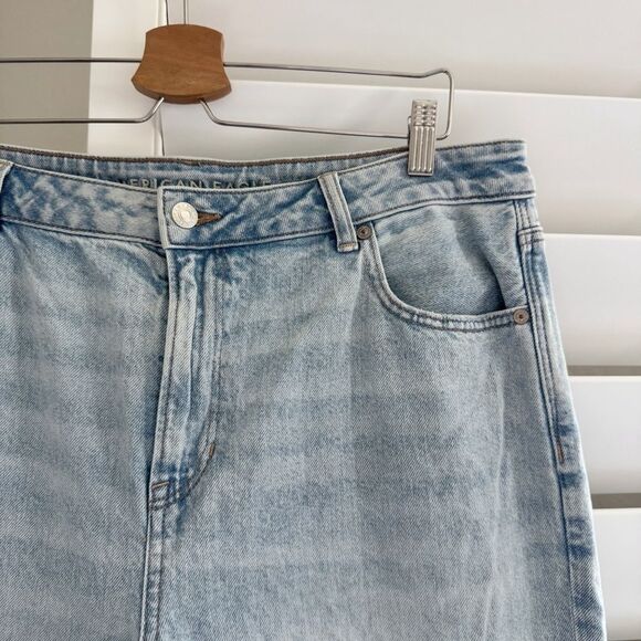 American Eagle AE Mom Jeans in Light Wash Size 16 - Picture 11 of 14